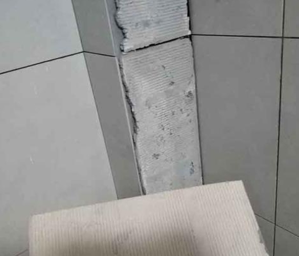 文峰瓷砖空鼓维修公司分享下厨房瓷砖脱落的补救措施。
